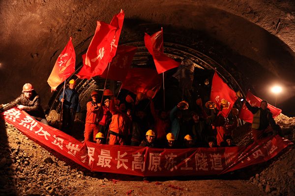 高速隧道蜜桃视频无码区在线观看